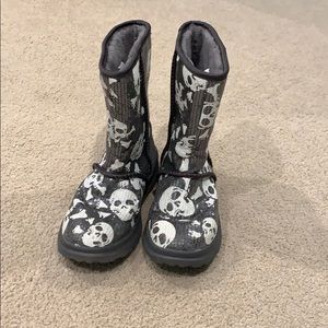 Woman’s I ❤️ UGG boots. Size 6